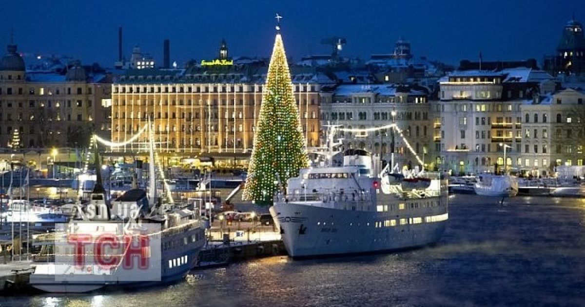 Ялинку в центрі Стокгольма запалили 2 грудня / © Фото EPA/UPG