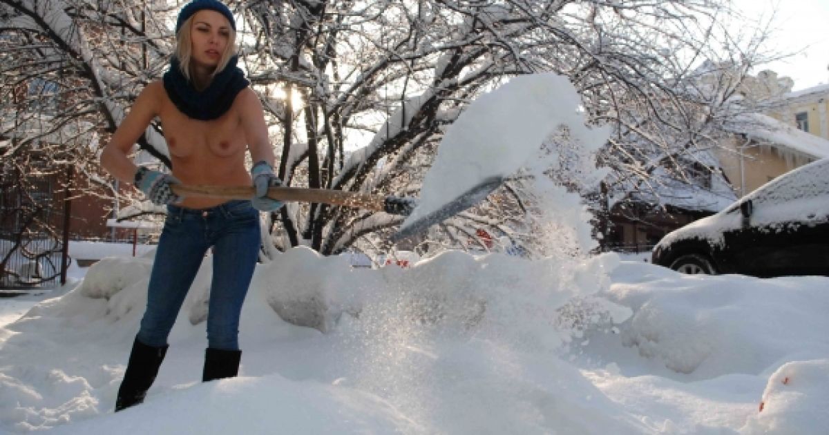 Femen почистили сніг / © femen.org