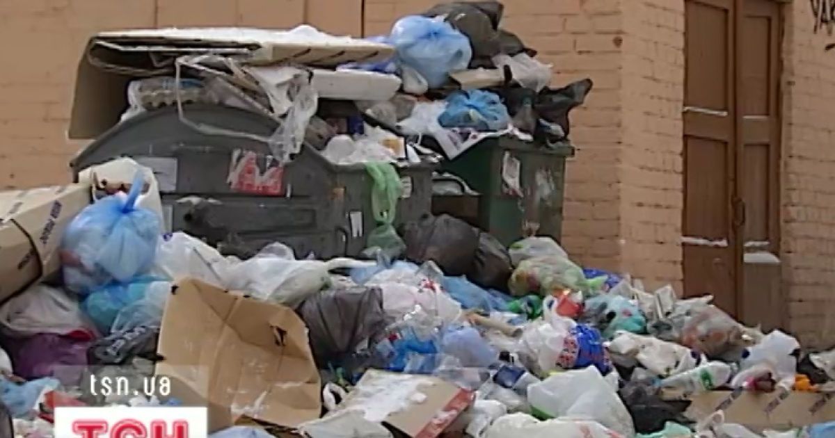 На подвір'ях Києва скопичується не тільки сніг, а й сміття