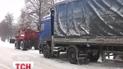 У Чернігові рятувальники увесь день допомагали вантажівкам