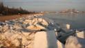 Узбережжя моря засипало льодом
