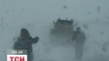 Західна Україна опинилась у снігових пастках на заблокованих переметами дорогах