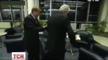 Чешского телевизионщика уволили за то, что обнародовал видео, на котором президент споткнулся