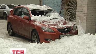 В центре Киева снежная глыба разбила авто