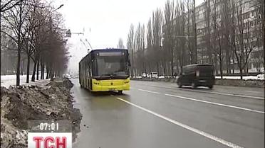 В Киеве обстреляли набитый пассажирами троллейбус