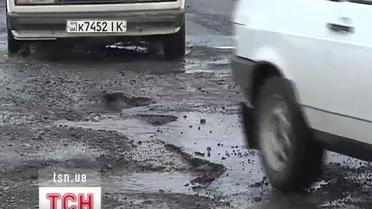 С закарпатских дорог начал массово сходить асфальт