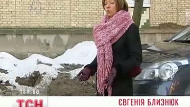 Киевляне ежедневно вытягивают свои автомобили из ямы, которую забыли зарыть коммунальщики