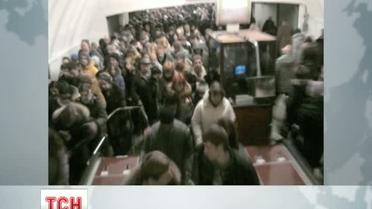 Утром на станции метро "Дворец спорта" люди оказались в плену