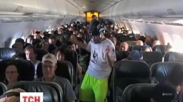 Студенты станцевали Harlem Shake на борту самолета