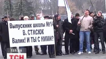 Жители Кременчуга вышли с пикетами под горсовет с требованием не закрывать школу