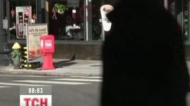 В США офицер полиции регулирует движение на дорогах и одновременно танцует сальсу
