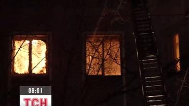 В Киеве посреди ночи масштабный пожар охватил пятиэтажку