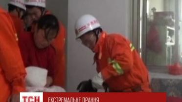В Китае трехлетнюю девочку едва не постирали в машинке