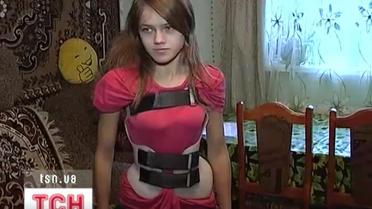 Помогите девушке, заключенной в жесткой пластиковый корсет