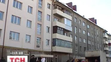 До зруйнованого півроку тому будинку у Луцьку знову заселили людей