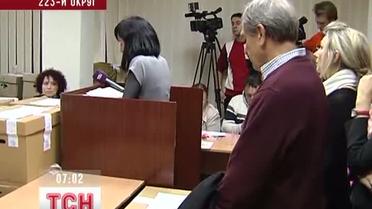 У Києві на двох округах триває боротьба за голоси