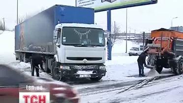 Две сотни авто оказались в снежной блокаде на трассе Николаев-Кировоград