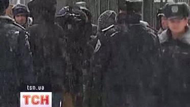 Девушки с девушками откровенно целовались под российским посольством