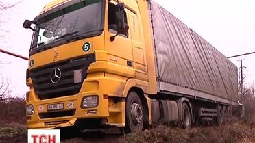 Навигатор завел грузовик в ловушку, а ямы на дороге закончили дело