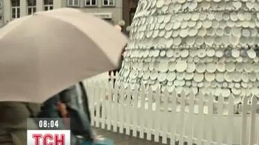 На центральній площі бельгійського міста Хасселт виросла ялинка із кераміки