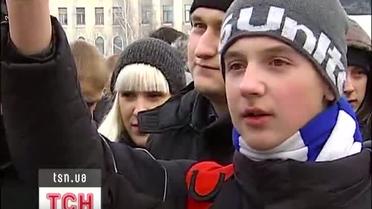 Под Апелляционным судом Киева в поддержку Павличенко зажгли файеры