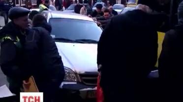 Пассажиры троллейбуса руками перенесли авто, которое заблокировало движение