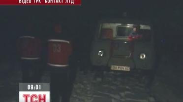С места аварии вертолета Ми-8 уже начали вывозить тела погибших