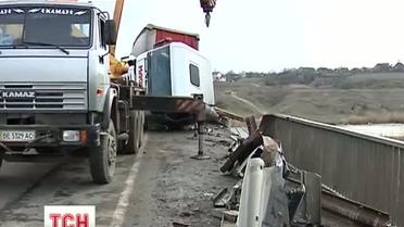 На Николаевщине 15-тонный грузовик чуть не упала с моста