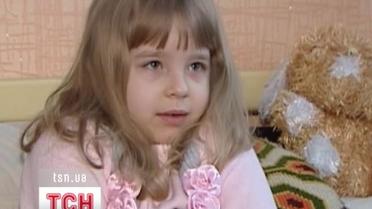 Редкая болезнь ежедневно отбирает возможность двигаться у 7-летней девочки