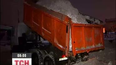 Комунальники всю ніч вигрібали сніг у Києві