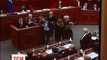 Оппозиционные столичные депутаты заблокировали трибуну Киеврады