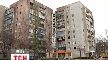 Жители разрушенного взрывом газа дома возвращаются домой