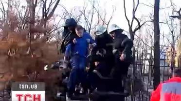 В Луганске спасатели сняли мужчину с металлического забора
