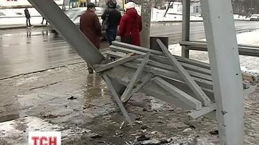Во Львове водитель легковушки врезался в остановку и покалечил двух человек