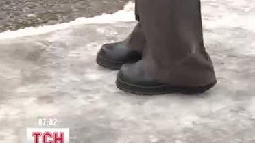 Киевские дороги и дальше будут посыпать солью и песком