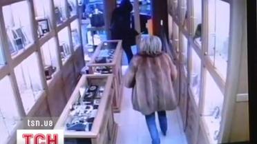 В Испании хозяйка ювелирной лавки отбилась от грабителя зонтиком