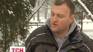 На Прикарпатье ради рекорда мужчина голышом больше часа сидел в снегу
