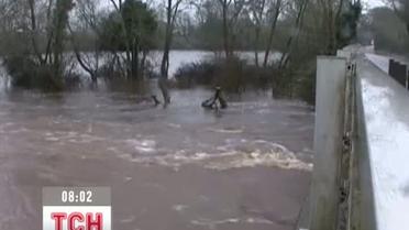 Великобританію затопило водою