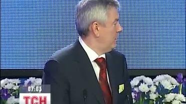 Азаров віддасть ПДВ папірцями