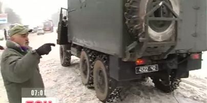 В снежном плену на объездной дороге Тернополя застряло более 100 авто