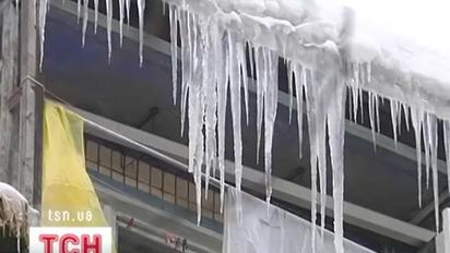 Через потепління в Україні з дахів сипляться бурульки