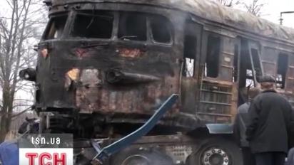 Електричка протаранила вантажівку і протягла її кількасот метрів