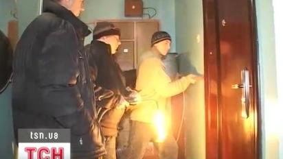 За комунальні борги почали виламувати двері та конфісковувати майно