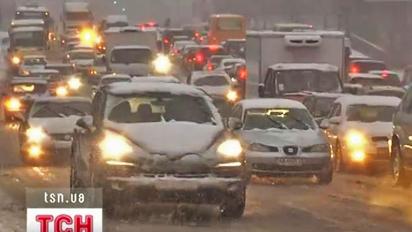 Перші суттєві опади в Києві спричинили транспортний колапс