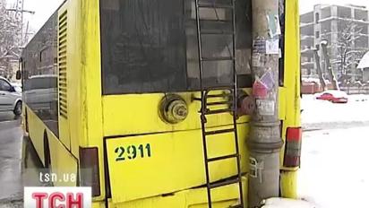 У Києві в аварію потрапив тролейбус, заповнений людьми