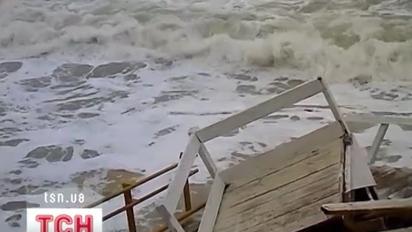 Почали підраховувати збитки від шторму на Чорному морі