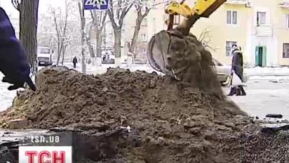 У Києві восьмирічний хлопчик провалився під асфальт