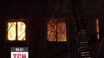 У Києві посеред ночі масштабна пожежа охопила п’ятиповерхівку