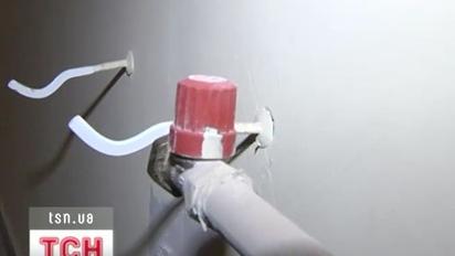 Новобудову в Києві розтягують по шматках