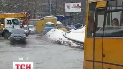 У Києві вулиця біля КПІ перетворилася на річку нечистот